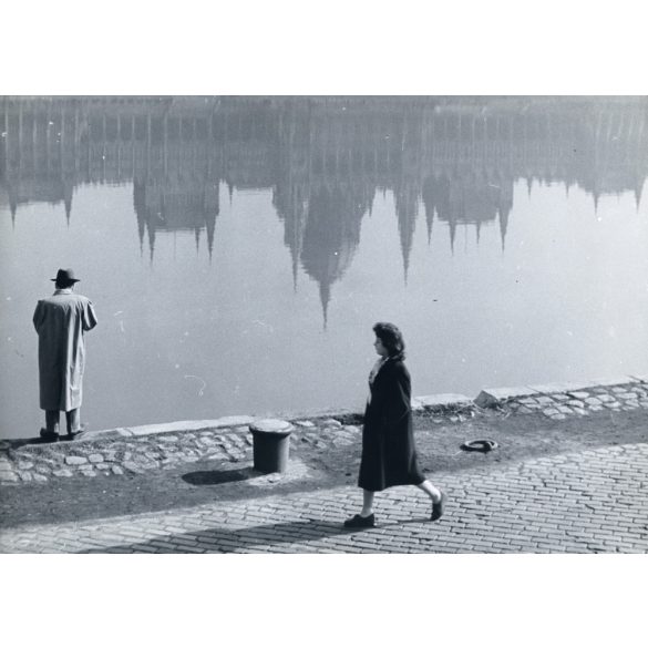Nagyobb méret, sétáló nő, álló férfi a Duna partján, Budapest, Parlament, Országház, tükröződés, szocializmus, 1960-as évek, Eredeti fotó, jelzetlen papírkép, fotóművészeti alkotás.  