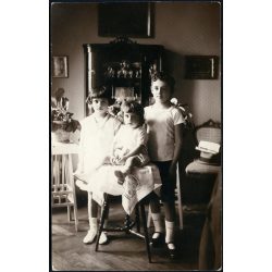   Mesterházy műterem (Celldömölk), szobabelső  Ostffyasszonyfa, gyerekek polgári ruhában, Vas megye, Horthy-korszak, helytörténet, 1929, 1920-as évek, Eredeti képeslap-fotó, jelzett  papírkép, Ostffyass