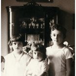 Mesterházy műterem (Celldömölk), szobabelső  Ostffyasszonyfa, gyerekek polgári ruhában, Vas megye, Horthy-korszak, helytörténet, 1929, 1920-as évek, Eredeti képeslap-fotó, jelzett  papírkép, Ostffyass