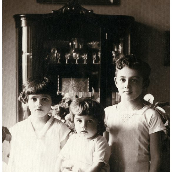 Mesterházy műterem (Celldömölk), szobabelső  Ostffyasszonyfa, gyerekek polgári ruhában, Vas megye, Horthy-korszak, helytörténet, 1929, 1920-as évek, Eredeti képeslap-fotó, jelzett  papírkép, Ostffyass