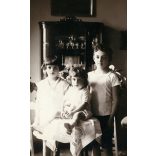 Mesterházy műterem (Celldömölk), szobabelső  Ostffyasszonyfa, gyerekek polgári ruhában, Vas megye, Horthy-korszak, helytörténet, 1929, 1920-as évek, Eredeti képeslap-fotó, jelzett  papírkép, Ostffyass