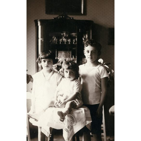 Mesterházy műterem (Celldömölk), szobabelső  Ostffyasszonyfa, gyerekek polgári ruhában, Vas megye, Horthy-korszak, helytörténet, 1929, 1920-as évek, Eredeti képeslap-fotó, jelzett  papírkép, Ostffyass