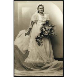   Szipál műterem, Debrecen, menyasszony magyaros ruhában, esküvő, virág, különös háttér, Horthy-korszak, helytörténet, 1941, 1940-es évek, Eredeti fotó, mélynyomóval jelzett  papírkép.  