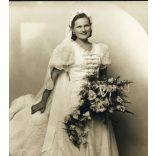 Szipál műterem, Debrecen, menyasszony magyaros ruhában, esküvő, virág, különös háttér, Horthy-korszak, helytörténet, 1941, 1940-es évek, Eredeti fotó, mélynyomóval jelzett  papírkép.  