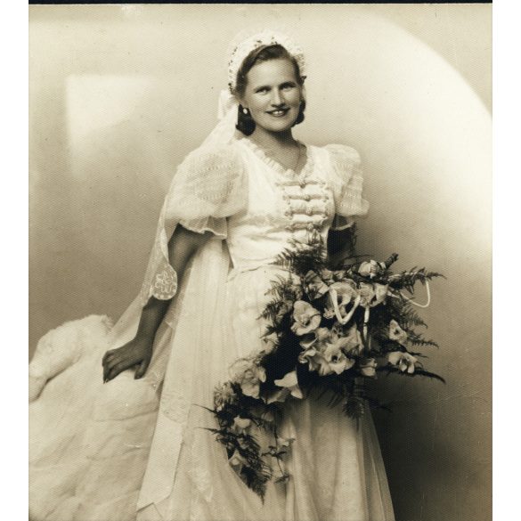 Szipál műterem, Debrecen, menyasszony magyaros ruhában, esküvő, virág, különös háttér, Horthy-korszak, helytörténet, 1941, 1940-es évek, Eredeti fotó, mélynyomóval jelzett  papírkép.  