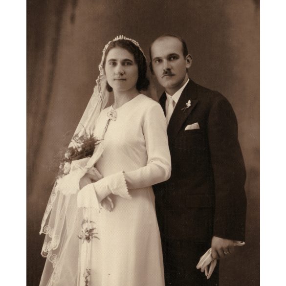 Ifj. Vidovits műterem, Kunhegyes, esküvő, menyasszony, vőlegény, virág, Jász-Nagykun-Szolnok megye, Horthy-korszak, helytörténet, 1941, 1940-es évek, Eredeti fotó, pecséttel jelzett  papírkép.