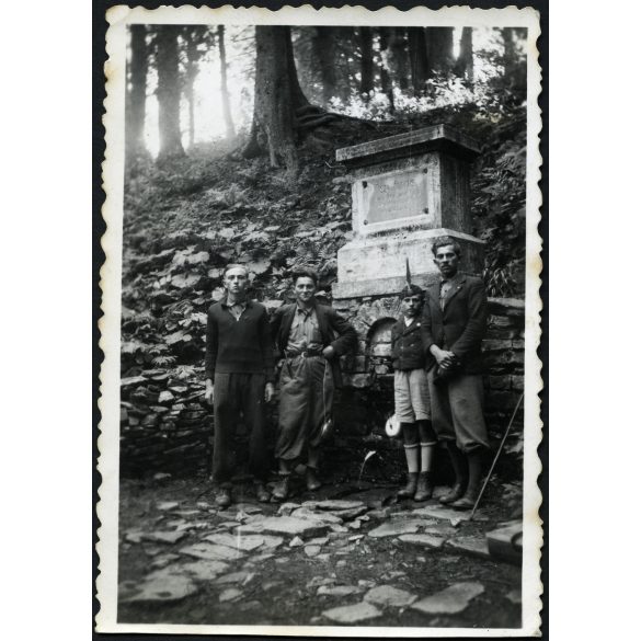 Magyar cserkészek a Tisza folyó forrásánál, Kárpátalja, darutollas sapka, egyenruha, Horthy-korszak, helytörténet, 1939, 1930-as évek, Eredeti fotó,  papírkép.