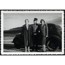   Elegáns nők magyar katonatiszttel, Ungvár környéke, Kárpátalja, Opel (?) autó, 2. világháború, jármű, közlekedés,  Horthy-korszak, helytörténet, 1940, 1940-es évek, Eredeti fotó,   hátulján feliratozo