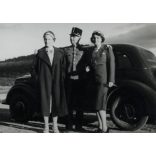 Elegáns nők magyar katonatiszttel, Ungvár környéke, Kárpátalja, Opel (?) autó, 2. világháború, jármű, közlekedés,  Horthy-korszak, helytörténet, 1940, 1940-es évek, Eredeti fotó,   hátulján feliratozo