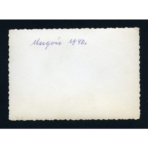 Elegáns nők magyar katonatiszttel, Ungvár környéke, Kárpátalja, Opel (?) autó, 2. világháború, jármű, közlekedés,  Horthy-korszak, helytörténet, 1940, 1940-es évek, Eredeti fotó,   hátulján feliratozo