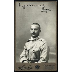   Singer műterem, Újvidék, Vajdaság, magyar katona, Szinte László portréja, egyenruha, kard, 1910-es évek, Eredeti CDV, ritka vizitkártya fotó, hátulján a mester műterme. 