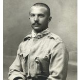 Singer műterem, Újvidék, Vajdaság, magyar katona, Szinte László portréja, egyenruha, kard, 1910-es évek, Eredeti CDV, ritka vizitkártya fotó, hátulján a mester műterme. 