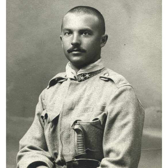 Singer műterem, Újvidék, Vajdaság, magyar katona, Szinte László portréja, egyenruha, kard, 1910-es évek, Eredeti CDV, ritka vizitkártya fotó, hátulján a mester műterme. 