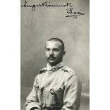 Singer műterem, Újvidék, Vajdaság, magyar katona, Szinte László portréja, egyenruha, kard, 1910-es évek, Eredeti CDV, ritka vizitkártya fotó, hátulján a mester műterme. 