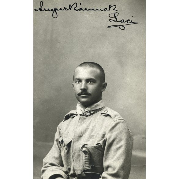 Singer műterem, Újvidék, Vajdaság, magyar katona, Szinte László portréja, egyenruha, kard, 1910-es évek, Eredeti CDV, ritka vizitkártya fotó, hátulján a mester műterme. 