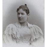 Dunky fivérek műterme, Kolozsvár, Erdély, Virányi Margit, elegáns nő portréja, gyönyörű ruha, monarchia, 1880-as évek, Eredeti CDV, hátulján feliratozott vizitkártya fotó.