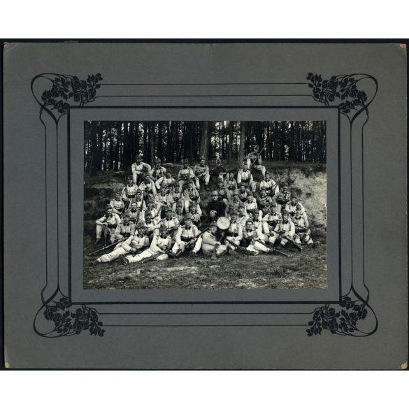 Nagyobb méret, magyar katonák egyenruhában, puska, fegyver, bajusz, monarchia, 1910-es évek, Eredeti kartonra kasírozott fotó, kabinetfotó.  