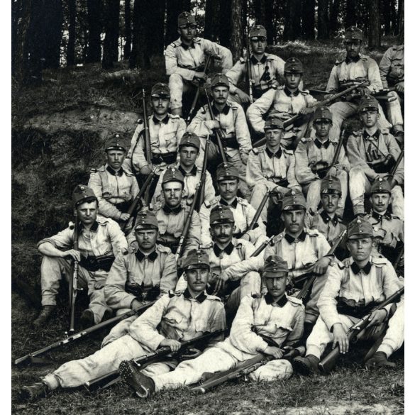 Nagyobb méret, magyar katonák egyenruhában, puska, fegyver, bajusz, monarchia, 1910-es évek, Eredeti kartonra kasírozott fotó, kabinetfotó.  
