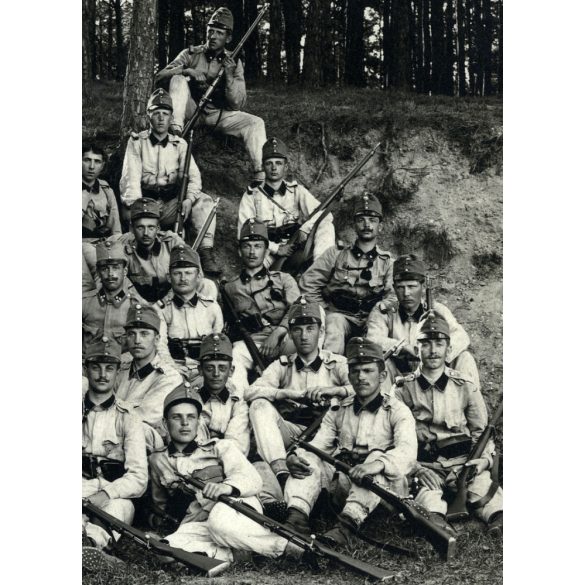Nagyobb méret, magyar katonák egyenruhában, puska, fegyver, bajusz, monarchia, 1910-es évek, Eredeti kartonra kasírozott fotó, kabinetfotó.  