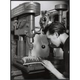 Nagyobb méret, Szendrő István fotóművészeti alkotása, vitorlázó repülőgép alkatrészeinek gyártása, repülő, jármű, gyár, közlekedés, 1930-as évek. 