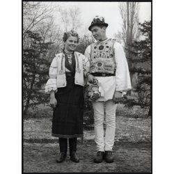   Nagyobb méret, Szendrő István fotóművészeti alkotása, fiatal pár, Gyimesközéploki (Hargita megye) népviseletben, kalap, butykos, mellény, 1930-as évek. 