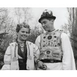 Nagyobb méret, Szendrő István fotóművészeti alkotása, fiatal pár, Gyimesközéploki (Hargita megye) népviseletben, kalap, butykos, mellény, 1930-as évek. 