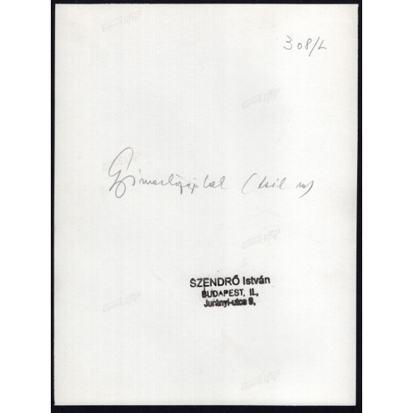 Nagyobb méret, Szendrő István fotóművészeti alkotása, fiatal pár, Gyimesközéploki (Hargita megye) népviseletben, kalap, butykos, mellény, 1930-as évek. 