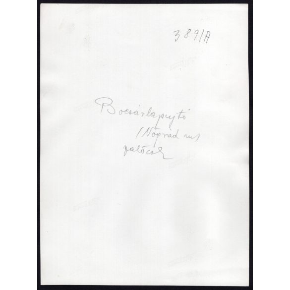 Nagyobb méret, Szendrő István fotóművészeti alkotása, palóc lányok, Karancslapujtői (Nógrád megye) népviseletben, kendő, szoknya, 1930-as évek. Papírkép, Agfa Brovira papíron. 