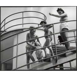  Nagyobb méret, Szendrő István fotóművészeti alkotása, családi fürdőzés a Hajós Alfréd Nemzeti Sportuszodában, 1930-as évek. Eredeti, pecséttel jelzett fotó, papírkép, Agfa Brovira papíron. 