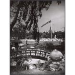 Nagyobb méret, Szendrő István fotóművészeti alkotása, Budapest, kis fahíd a Városligetben, háttérben a Közlekedési Múzeum, 1930-as évek. Eredeti, pecséttel jelzett fotó, papírkép, Agfa Brovira papíron