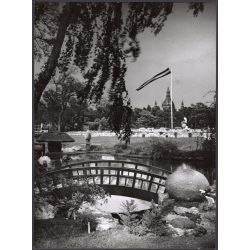   Nagyobb méret, Szendrő István fotóművészeti alkotása, Budapest, kis fahíd a Városligetben, háttérben a Közlekedési Múzeum, 1930-as évek. Eredeti, pecséttel jelzett fotó, papírkép, Agfa Brovira papíron