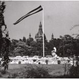 Nagyobb méret, Szendrő István fotóművészeti alkotása, Budapest, kis fahíd a Városligetben, háttérben a Közlekedési Múzeum, 1930-as évek. Eredeti, pecséttel jelzett fotó, papírkép, Agfa Brovira papíron