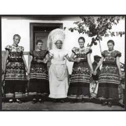   Nagyobb méret, Szendrő István fotóművészeti alkotása, Mezőkövesd, palóc menyasszony népviseletben, esküvő, fejdísz, Borsod-Abaúj-Zemplén megye, helytörténet, 1930-as évek. Eredeti, pecséttel jelzett f