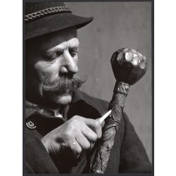   Nagyobb méret, Szendrő István fotóművészeti alkotása, sétapálca faragása, bajusz, kalap, dísz, bicska, 1930-as évek. Eredeti, pecséttel jelzett fotó, papírkép, Agfa Brovira papíron. 