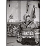 Nagyobb méret, Szendrő István fotóművészeti alkotása, matyó népviseletben a díszes festett láda mellett, Mezőkövesd, parasztház belseje, kemence, minták, motívumok, szoknya, 1930-as évek. Eredeti, pec