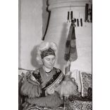 Nagyobb méret, Szendrő István fotóművészeti alkotása, matyó népviseletben a díszes festett láda mellett, Mezőkövesd, parasztház belseje, kemence, minták, motívumok, szoknya, 1930-as évek. Eredeti, pec