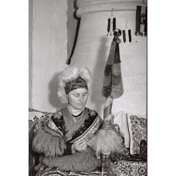 Nagyobb méret, Szendrő István fotóművészeti alkotása, matyó népviseletben a díszes festett láda mellett, Mezőkövesd, parasztház belseje, kemence, minták, motívumok, szoknya, 1930-as évek. Eredeti, pec