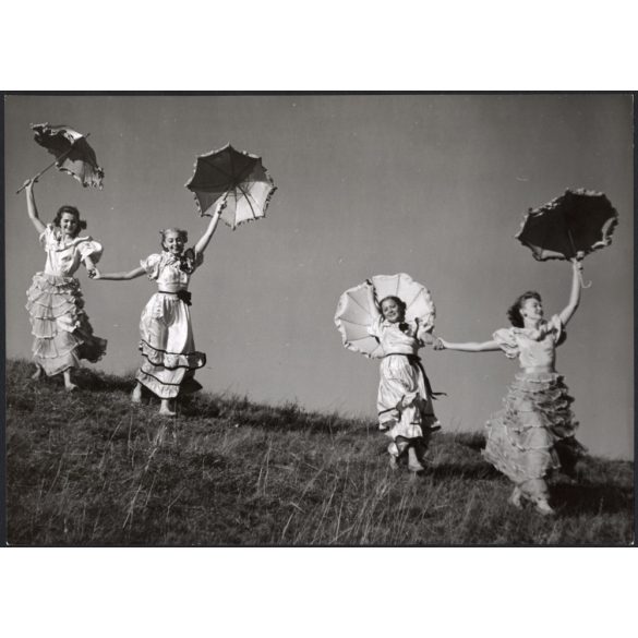 Nagyobb méret, Szendrő István fotóművészeti alkotása, táncosok napernyőkkel a domboldalban, szoknya, művészet, 1930-as évek. Eredeti, pecséttel jelzett fotó, papírkép, Agfa Brovira papíron. Dekoráción
