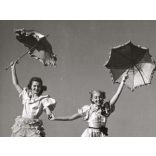 Nagyobb méret, Szendrő István fotóművészeti alkotása, táncosok napernyőkkel a domboldalban, szoknya, művészet, 1930-as évek. Eredeti, pecséttel jelzett fotó, papírkép, Agfa Brovira papíron. Dekoráción