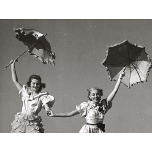 Nagyobb méret, Szendrő István fotóművészeti alkotása, táncosok napernyőkkel a domboldalban, szoknya, művészet, 1930-as évek. Eredeti, pecséttel jelzett fotó, papírkép, Agfa Brovira papíron. Dekoráción