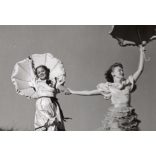 Nagyobb méret, Szendrő István fotóművészeti alkotása, táncosok napernyőkkel a domboldalban, szoknya, művészet, 1930-as évek. Eredeti, pecséttel jelzett fotó, papírkép, Agfa Brovira papíron. Dekoráción