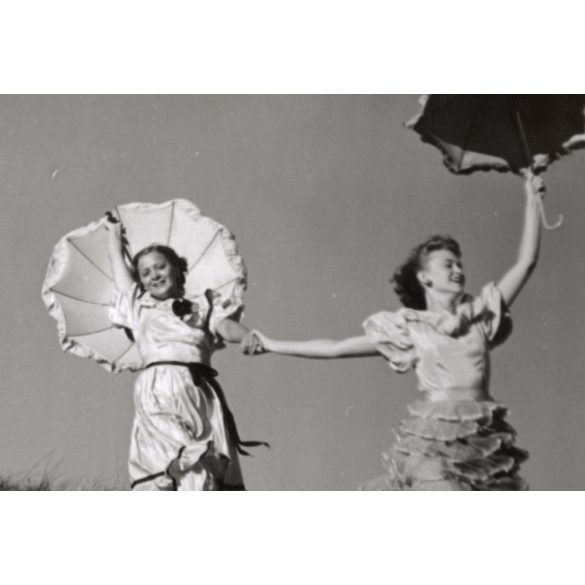 Nagyobb méret, Szendrő István fotóművészeti alkotása, táncosok napernyőkkel a domboldalban, szoknya, művészet, 1930-as évek. Eredeti, pecséttel jelzett fotó, papírkép, Agfa Brovira papíron. Dekoráción