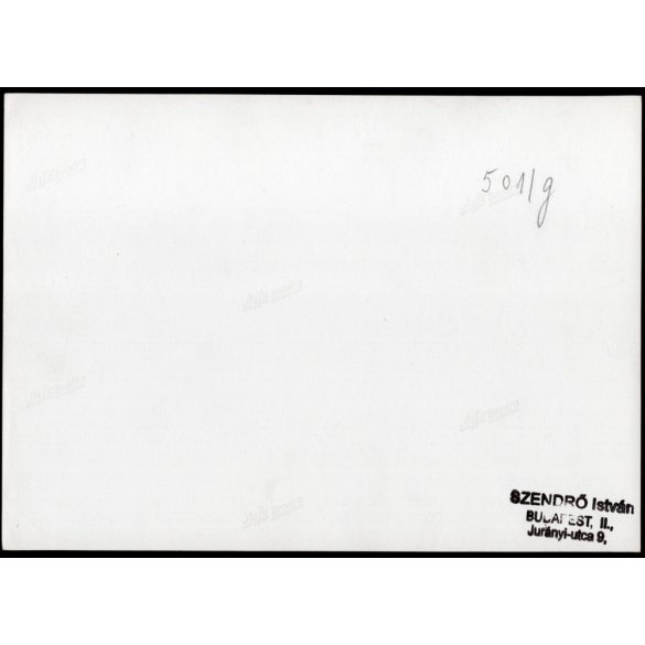 Nagyobb méret, Szendrő István fotóművészeti alkotása, táncosok napernyőkkel a domboldalban, szoknya, művészet, 1930-as évek. Eredeti, pecséttel jelzett fotó, papírkép, Agfa Brovira papíron. Dekoráción