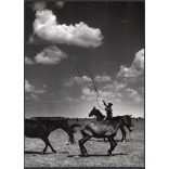 Nagyobb méret, Szendrő István fotóművészeti alkotása, lovakkal a pusztában, ostor, kalap, 1930-as évek. Eredeti, pecséttel jelzett fotó, papírkép. Dekorációnak, ajándéknak is kiváló. 