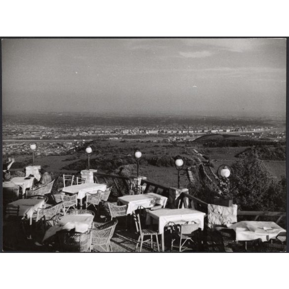 Nagyobb méret, Szendrő István fotóművészeti alkotása, étterem a Hármashatár-hegyen, Budapest, kilátás, 1930-as évek. Eredeti, pecséttel jelzett fotó, papírkép, Agfa Brovira papíron. 