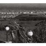 Nagyobb méret, Szendrő István fotóművészeti alkotása, étterem a Hármashatár-hegyen, Budapest, kilátás, 1930-as évek. Eredeti, pecséttel jelzett fotó, papírkép, Agfa Brovira papíron. 