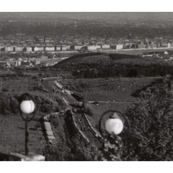 Nagyobb méret, Szendrő István fotóművészeti alkotása, étterem a Hármashatár-hegyen, Budapest, kilátás, 1930-as évek. Eredeti, pecséttel jelzett fotó, papírkép, Agfa Brovira papíron. 