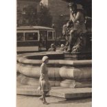 Nagyobb méret, Szendrő István fotóművészeti alkotása, díszes szökőkút a Kálvin téren, Kálvin téri református templom, villamos, közlekedéstörténet, 1930-as évek. Eredeti, pecséttel jelzett fotó. 