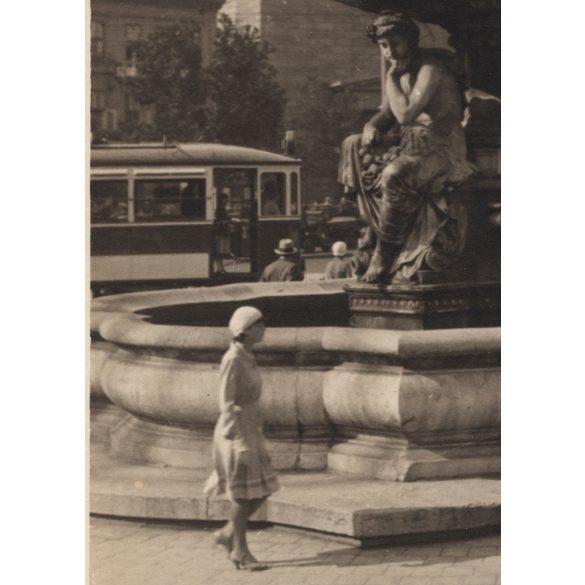 Nagyobb méret, Szendrő István fotóművészeti alkotása, díszes szökőkút a Kálvin téren, Kálvin téri református templom, villamos, közlekedéstörténet, 1930-as évek. Eredeti, pecséttel jelzett fotó. 
