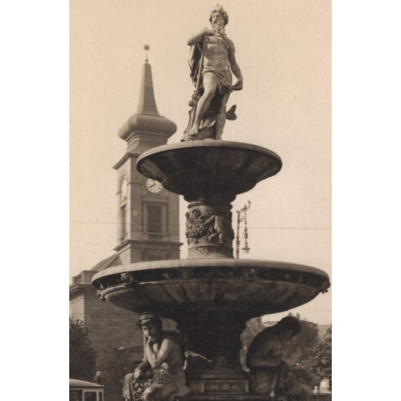 Nagyobb méret, Szendrő István fotóművészeti alkotása, díszes szökőkút a Kálvin téren, Kálvin téri református templom, villamos, közlekedéstörténet, 1930-as évek. Eredeti, pecséttel jelzett fotó. 